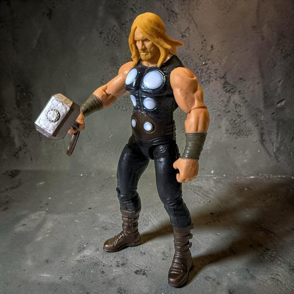 Hasbro Marvel Universe Avengers Ultimate Thor with Mjolnir Action Figure
